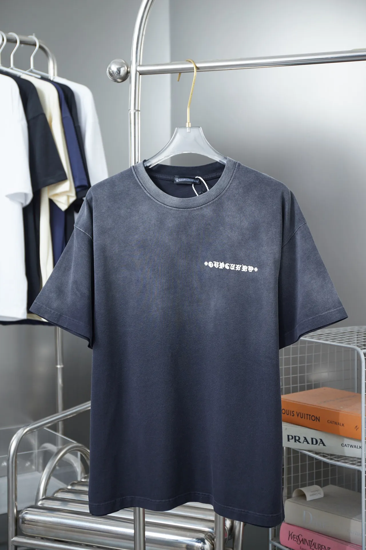 🅿️210 Ch*ome Hearte 25SS early spring new model Three-dimensional thick version of Croix heart logo short sleeves Light luxury essential item for daily commuting for men and women Correct version Welcome to compare Detailed features · 320g 100% pure cotton double yarn jersey fabric · Custom dyed in the same vat with special thickened 32 pieces double-ply 1X1 thread · Three-dimensional thick version of Croix heart logo printing · Ready-to-wear dyeing Then do the faded fried snowflake process, then wash it to make it look old · General washing to improve the effect · Double-needle stitching and cross-stitch process · Original main mark, washed tag, brand moisture-proof paper packaging Color: white/black/green/blue Size: S/M/L/XL